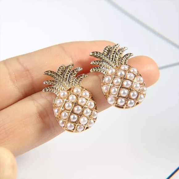 'Make the Cut' Pineapple Pearl Bead Accent Earring - Picture 3 of 8